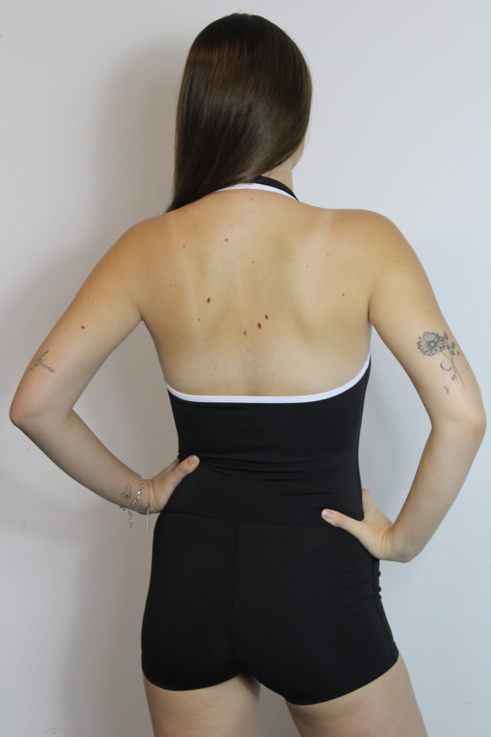 Mono Corto Negro y Blanco Casual - Imagen 5